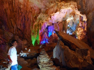 Scheinwerfer geben der Höhle ihre Farben.